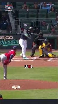 The pitcher who defies logic: He throws with BOTH hands! 🤯⚾