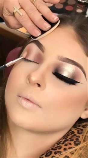6.8K views · 99 reactions | Eyeshadow tutorial... ♥️ | Glossy & Classy | Facebook