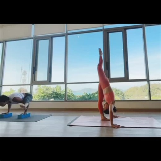 Donna Cheng on Instagram: "Yoga retreat with @rajyoga.hk @yogi_raj_sharma 🙏🧘‍♀️ Good times together self practice with @monaschwab_ @miyogi_miyogi 🥰😍🤩 #yogapractice #standingsplits #fireflypose #handstands #rajyogaretreat2026"