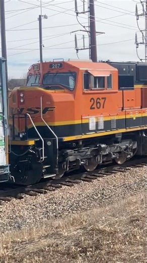 BNSF SD75M 267 leads 2nd on the R-PWR4211 #bnsf #local #train #short #railfan #trains #shorts