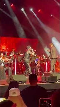 Yandel durante su concierto “Sinfónico” en el YouTube Theater, cantando Yandel 150 #yandel