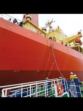 「港のパイロット」巨大な貨物船を導く水先人