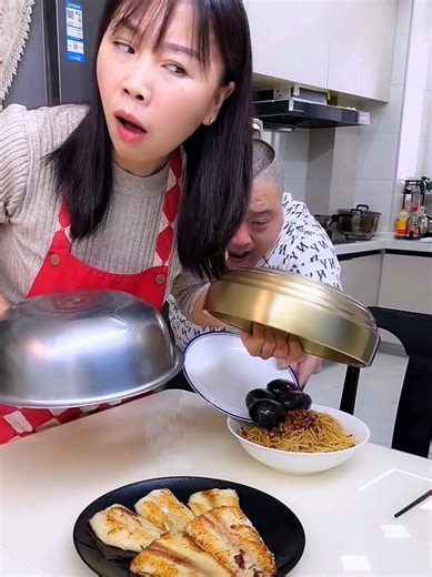 #funnycouple #eating #husbandandwife #husbandandwifechallenge