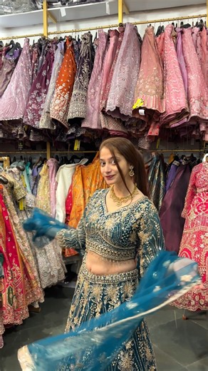 Bride ke lehengas ho ya Groom ki sherwani…Spotlight yahin se jaati hai ✨ #lehenga #shorts