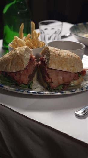 Un antojo detrás de otro 🍝🥂 Ven a disfrutar los clásicos del Rojo Bistró, que mejor día para venir a la condesa y disfrutar con nosotros . Buen ambiente, buena comida y ese toque francés que tanto nos gusta 🇫🇷✨ | Rojo Bistrot