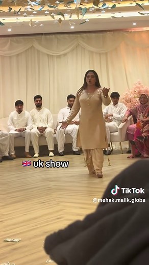 Mehak Malik UK Show: Changya Howan Yaar Dance Performance