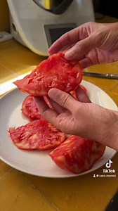 1.8M views · 6.5K reactions | Devant le succès de cette chronique diffusée hier sur C8 dans l émission « William à midi », voici un extrait… la bouteille se casse en deux avec le choc thermique ! Cela permet de créer des verres à boire, des vases , des lampes, des cloches de protection pour les plantes etc … Avez vous déjà essayé ? #verre #diy #bouteilledevin #chroniquetv #c8 #williamamidi #carolinemunoz | Caroline Munoz | Facebook