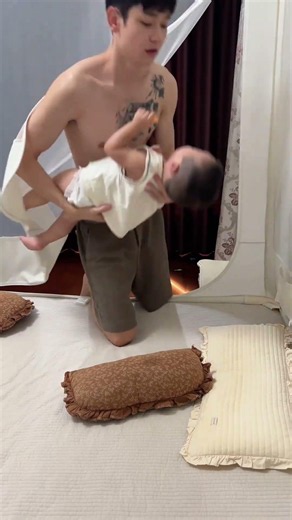 禾：我就静静看着你敢不回来吗？#人类幼崽成长记 #拍腚娃娃 #爸爸带娃 #被迫营业的宝宝上线了 #哄睡