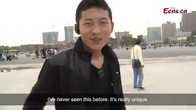 100m-long dragon kite rises to the sky. Do you believe this stunning kite was totally handmade by an elderly man? | China News 中国新闻网