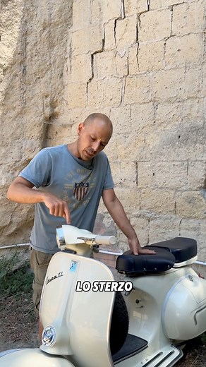 Vespa GL | Parte 3 🤩 Sterzo, marce, scocche! Ogni dettaglio di questa Vespa è un mondo a sé! Entriamo ancora più nel dettaglio, facciamo qualche comparazione con altri modelli... un video da intenditori veri 😍 A questo punto non potete perdervi la quarta ed ultima parte 😎 #OfficineStoricheNapoletane ⇨ Restaura o personalizza la tua vespa 🛵 ⇨ Scopri i prodotti OSN sul nostro shop 💻 | Officine Storiche Napoletane
