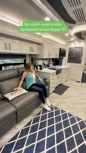 Look at this beautiful Class A! 😍 Could you picture yourself cruising across the country in it? Follow #RVPulse for more dream RVs and road-life moments 🚐💨 | RVPulse