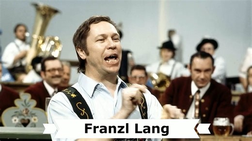Heute ist der 9. Todestag des deutschen Sängers, Jodlers, Gitarristen und Akkordeonspielers † Franzl Lang (eigentlich Franz Lang). Geboren am 28. Dezember 1930 in Obersendling, München und gestorben am 6. Dezember 2015 in München. Franz Lang wuchs in München auf und erlernte nach der Schule den Beruf des Werkzeugmachers. Bereits als 9-Jähriger bekam er ein Akkordeon, das später zu einem seiner Markenzeichen wurde. Der Volksschauspieler Ludwig Schmid-Wildy holte ihn ins Münchner Platzl, wo er sei