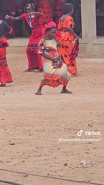 isaac k e prah (@isaackwekuesselprah)’s video of old woman dancing on tiktok