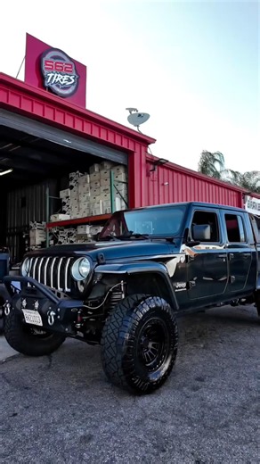 Jeep Gladiator ready to rip on some trails on Lock Off-Road Mojave’s #LockOffRoadWheels #Offroading