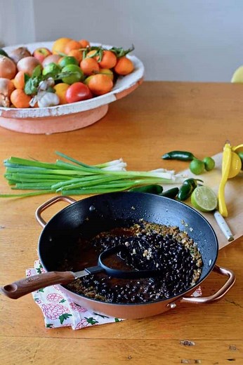 Best Ever Easy and Quick Canned Black Beans Recipe - ¡HOLA! JALAPEÑO
