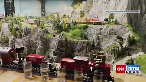 Model vláčku, který při jízdě hraje na sklenice (zdroj: CNN Prima NEWS)