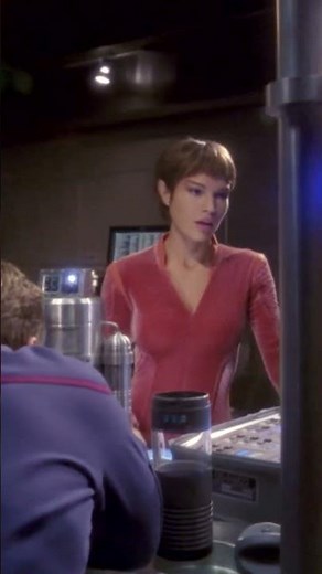 Trip and T'pol beam up a cylinder and analyze it #tpol #startrek #startrekenterprise #analysis
