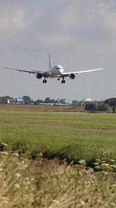 2.3M views · 21K reactions | United The Boeing Company 777 Arriving Straight from Houston, Texas ! : leftwhite.planespotting #viralreelsfacebook #viralreelschallenge #trendingreelsvideo #usareels #airbusa330 #boeinglovers #atlanta #airbusa380 #airplanelovers #london #houston #unitedairlines | Love for Aviation | Facebook