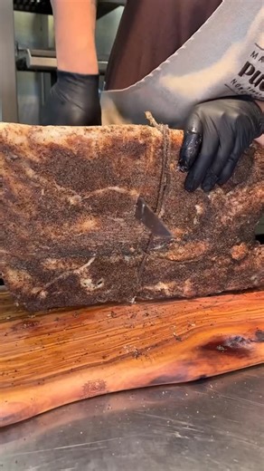 Macelleria Pucci on Instagram: "Pancetta di maiale nero con pizza sotto lu focu 😉 #italia #umbria #macelleriapucci"