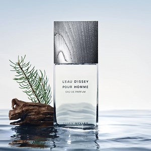 Issey Miyake Parfums presents L'Eau d'Issey pour Homme Eau de Parfum – the new fragrance for men inspired by the deep textures and captivating shades of the ocean. #leseauxintenses #leaudisseyintense #isseymiyakeparfums #movedbynature #fragrance | Issey Miyake Parfums