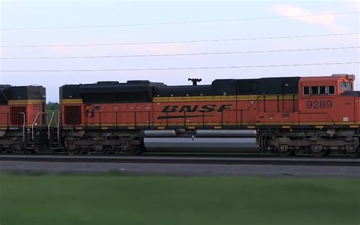 [10多分钟的追车视频]追拍高速行驶的BNSF三机重联的万吨煤炭列车，2台SD70ACe和1台SD70MAC