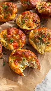 ÆGGEMUFFINS MED HYTTEOST😍 De lækreste og nemme muffins med æg, hytteost, grøntsager og skinke🥚🫑🥦🧀Perfekte som en snack, til madpakken og til aftensmaden👏🏻 👇🏻 LINK TIL OPSKRIFT I KOMMENTARFELTET👇🏻 | Frederikkewaerens