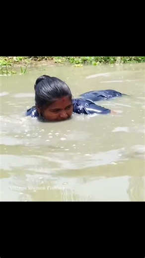 Village Women Big Carp Fish catching #reel #Fishing #hunting #ekmotahathighumechala #fishpreparation
