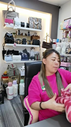 L'c 包包 ，香水全部新款多多，自己进来看 到数最后新年了😂😂我要生啦😂😂😂 @超级粉丝 | CLM 周太直播