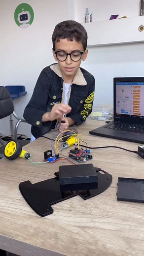 👉 Mohamed & Kenzy aux commandes ! 💻 ils ont programmé le contrôle des moteurs avec Scratch — vitesse, sens, tests… 🔥 RDV demain pour de nouvelles activités du week-end. ✅ Pour plus d’informations, appelez-nous au 0556 32 80 78. #scratch #robotique #kids #codingforkids | Techmology