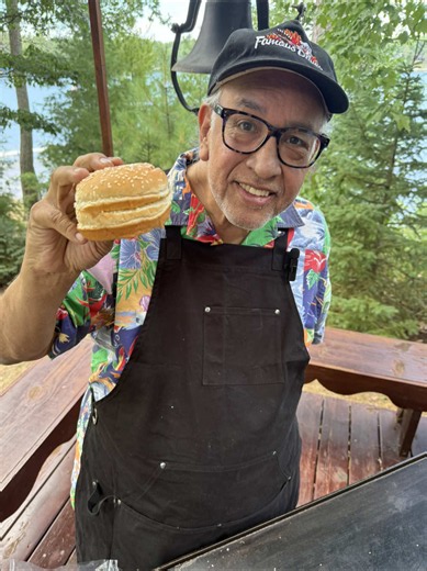 🔥🍔 Dave’s tip: the darker the color, the more caramelized and flavorful your buns will be. #famousdaves #grilling #cookingtips #burgers #bbq