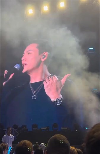 57K views · 2.7K reactions | His singing and dancing were amazing  #williamchan #rosy #zhaolusi #love #chenweiting #tranvidinh #xuyan #shenhaoming Zhao Lusi Hong Rose | Hãy để tôi tỏa sáng | Facebook