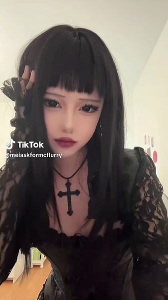 Exploring Alternative Makeup for Gothic Style