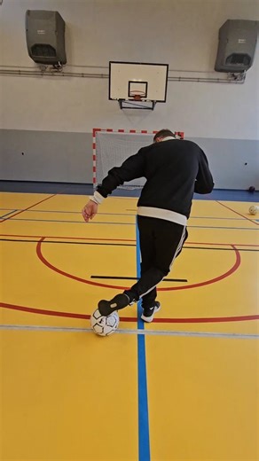 Piotr Olo on Instagram: "Crocodil 🐊Panna method Tutorial For You 👈 #trenerdryblingu #football #skills #soccer #dribbling #"