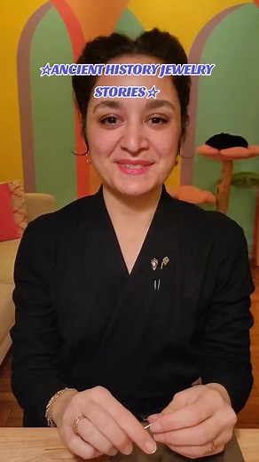 everyone loves a trend, even the ancient Greeks! I absolutely love this style of earring that seems to have been extremely popular in the 4th century BCE, with lots of different figures standing atop tiny golden boats! #ancienthistoryjewelrystories #historynerd #jewelrynerd #ancientgreekjewelry #interestinghistoryfacts