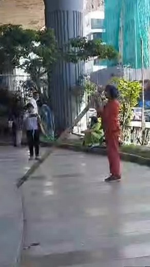 Bamboo Pole – Live Art Performances A simple bamboo pole became a powerful symbol of memory, identity, and transformation. Each performance was a visceral journey raw, real, and deeply moving. A celebration of life and change, expressed through the language of art. #bamboopoleart #bamboo #bambooart #artcenter #bengaluruevents #bangalore #liveart #artgallery #artwork #mgroadbangalore #liveartperformance #rangolimetroartcenter #artinbengaluru #creativeexpressions #transformativeart | Rangoli Metro