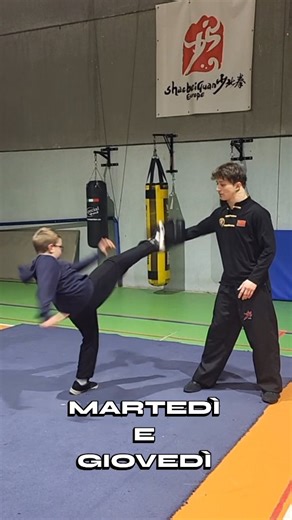 Scuola di Wushu Kung Fu Chilong on Instagram: "Allenamento dei calci volanti per il turno dei bambini per lo sviluppo di abilità motorie condizionali (forza e velocità) e coordinative (equilibrio e agilità) 🐉 Vieni a provare anche tu, le iscrizioni sono aperte! 💪🏻 Tutti i martedì e giovedì: 17:30-18:30 corso bambini (dai 5 anni) 18:30-20:00 corso ragazzi e adulti Contattaci per prenotare la tua prova gratuita! 📞 Per info: +39 3342051750 (anche WhatsApp) 📩 @chilong_wushu #shaolin #ArtiMarzia
