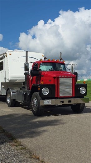 Ok what kind of dodge is this? Honestly never seen one like it before that i can recall. Pretty sweeeet #dodge #semi #trucks | BUILT Diesel MAFIA