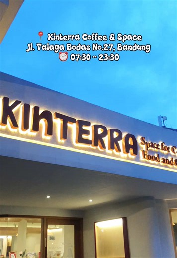 Cafe aesthetic baru di tengah Bandung!! Disini vibesnya cozy & instagram-able banget. Makanan & minumannya juga enak. Mereka juga buka dari pagi jadi cocok buat spot sarapan atau kerja dari pagi sampe sore. 📍 @Kinterra Space ⏰ 07.30 - 23.30 wib #kulinerbandung #placetogobandung #coffeeshopbandung #wfcbandung #fyp