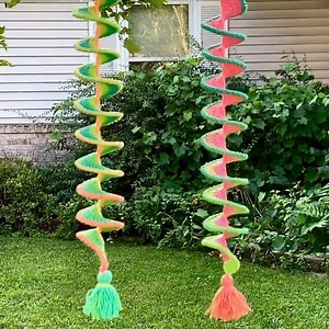 28K views · 347 reactions | Have you headed outdoors lately? We'd be mesmerized watching these beautiful Crochet Wind Spinners in our backyard! Reel and stitching by crochetingbycarolannsdaughter on Instagram Grab the yarn: https://bit.ly/3ykXRZA | Red Heart Yarns | Facebook