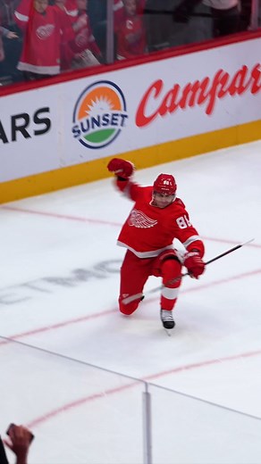 🔴 FIRST AS A RED WING FOR PATRICK KANE 🔴 Assisted by his pal Alex DeBrincat. 😼 | NHL