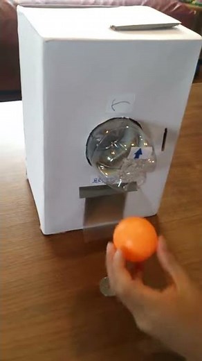 小4夏休みの工作「ダンボール製ガチャガチャ」