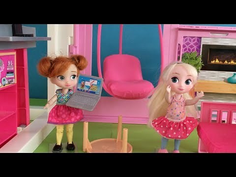 Laptop! Elsa and Anna Dolls Playing! Frozen Toddlers have Play time accident! + Anna makes Pizza!