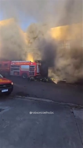 Robson | Bombeiro Civil on Instagram: "O perigo invisível dentro de um incêndio estrutural Durante um combate a incêndio recente no Rio Grande do Sul, bombeiros foram surpreendidos por uma explosão violenta no momento da entrada no local. O que pode ter causado isso? Um fenômeno extremamente perigoso chamado backdraft. O backdraft acontece quando um ambiente fechado está tomado por gases quentes e inflamáveis, com pouco oxigênio. Ao abrir uma porta, portão ou janela, o oxigênio entra de forma re