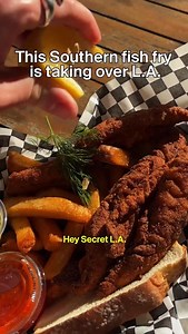 This Southern fried snapper pop-up is taking over L.A. 🐟 With lines wrapped around the corner at every appearance around the city, Hot Grease is certainly worth the wait – and even better: 3% of every sale goes into The Potlikker Line. @hotgreaseco The last Sunday pop up of 2025 is this at Smorgasburg (777 S Alameda St, DTLA) from 10a-4p on Dec. 21. Friday and Saturday pop-ups are at Santa Ana near Mater Dei (1301 S Bristol St) from 6p-4p. And a new Thursday pop-up in Anaheim kicks off in Janua