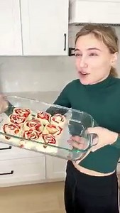 5.3M views · 39K reactions | Easy strawberry breakfast I make easy strawberry cinnamon rolls with puff pastry. | Justine Kameron | Facebook