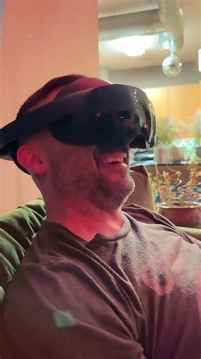 Showing my friend VR for the first time using the oculos pro... #Shorts #slicerdroid