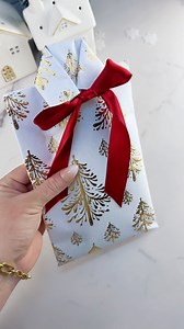 Simple wrapping can change the whole impression. Hashtags: #GiftWrappingIdeas #HolidayWrapping #SimpleDetails #GiftInspiration | Bloom&Craft