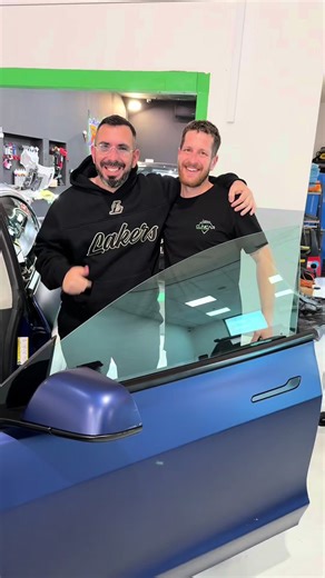 ציפוי ננו עושים בהרבה מקומות בארץ - אבל יחס ושירות כזה תקבלו רק בקליניקאר. בדרך כלל אני מעלה רק סרטוני אוכל - אבל פה השירות והמקצועיות היו יוצאי דופן שלא יכולתי לשמור את זה לעצמי. מתן והצוות שלו מקצוענים ברמות אחרות — שקיפות מלאה, הסבר אמיתי בלי אותיות קטנות, אבחון מסודר לכל רכב לפני שמתחילים בכלל לדבר על טיפול. ציפוי ננו איכותי שמחזיק עד 5 שנים, ייבוש במנורות LED ייעודיות, שטיפת ביקורת אחרי שבוע לוודא שהכול מושלם — וליווי גם אחרי המסירה. לא כל רכב מקבל אותו טיפול. פה מתאימים את העבודה לרכב שלך.