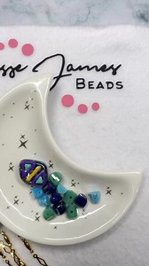 Yesterday we shared a cool bracelet- today @awanderinggypsy14 has a coordinating pair of earrings! 🥰 LOVE her creativity and how fun this onbré collection is to put together! | Jesse James Beads