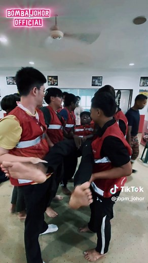 PROGRAM PERINTAH KHIDMAT MASYARAKAT (PKM) BERET 2025 JKM NEGERI JOHOR BERLANGSUNG DI BBP PONTIAN BARU Pontian, 28 September – Jabatan Kebajikan Masyarakat (JKM) Negeri Johor dengan kerjasama Balai Bomba dan Penyelamat (BBP) Pontian Baru telah menganjurkan Program Perintah Khidmat Masyarakat (PKM) Beret 2025 pada 27 dan 28 September 2025. Seramai 30 orang pelatih khidmat masyarakat dari pelbagai daerah seluruh negeri Johor telah menyertai kursus selama dua hari tersebut sebagai sebahagian daripad